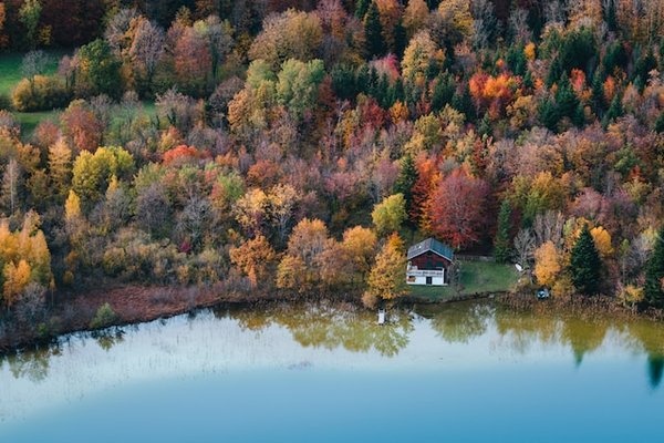 Où faire une randonnée pour découvrir les volcans de la région des Lacs au Chili?